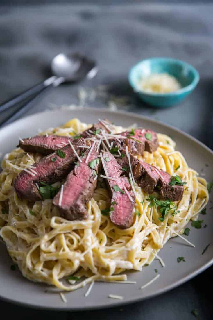  A perfect fusion of flavors: tender steak slices, creamy sauce, and al dente fettuccine noodles.