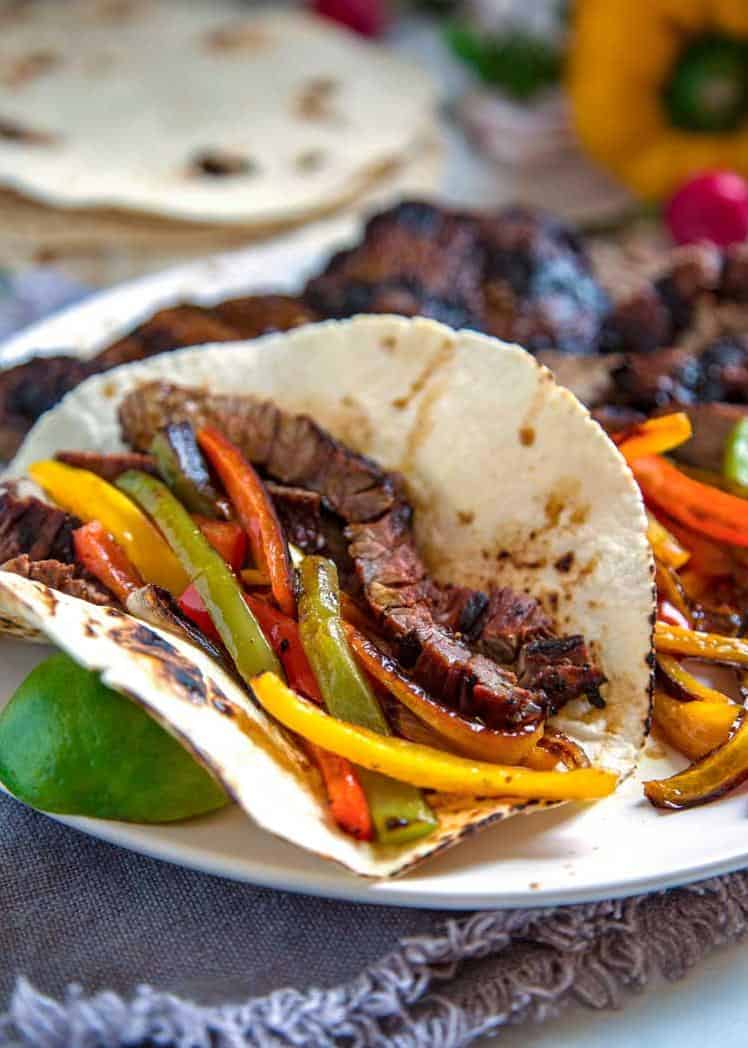  Don't be afraid to get your hands dirty - these fajitas are messy but oh so delicious 🤲🌯