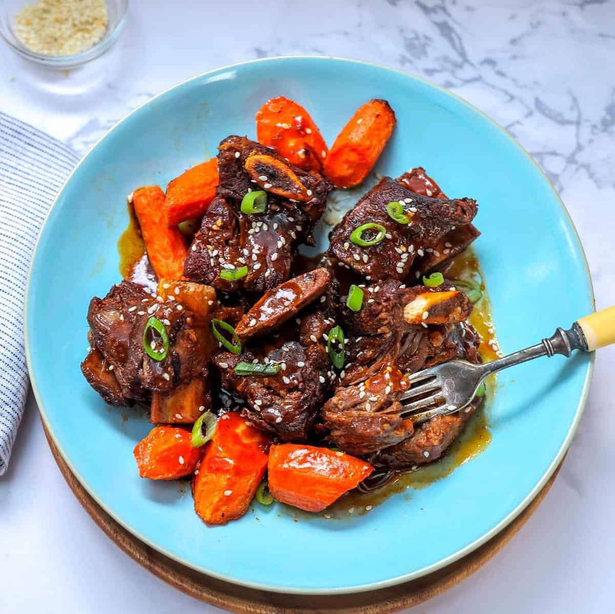  Juicy, marinated short ribs paired with colorful vegetables.