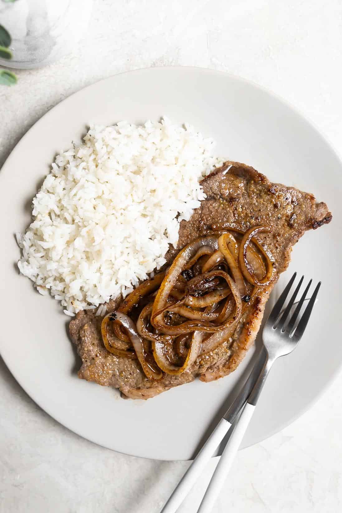  The delicious aroma of the pan-fried steak will transport you to the vibrant streets of Havana.